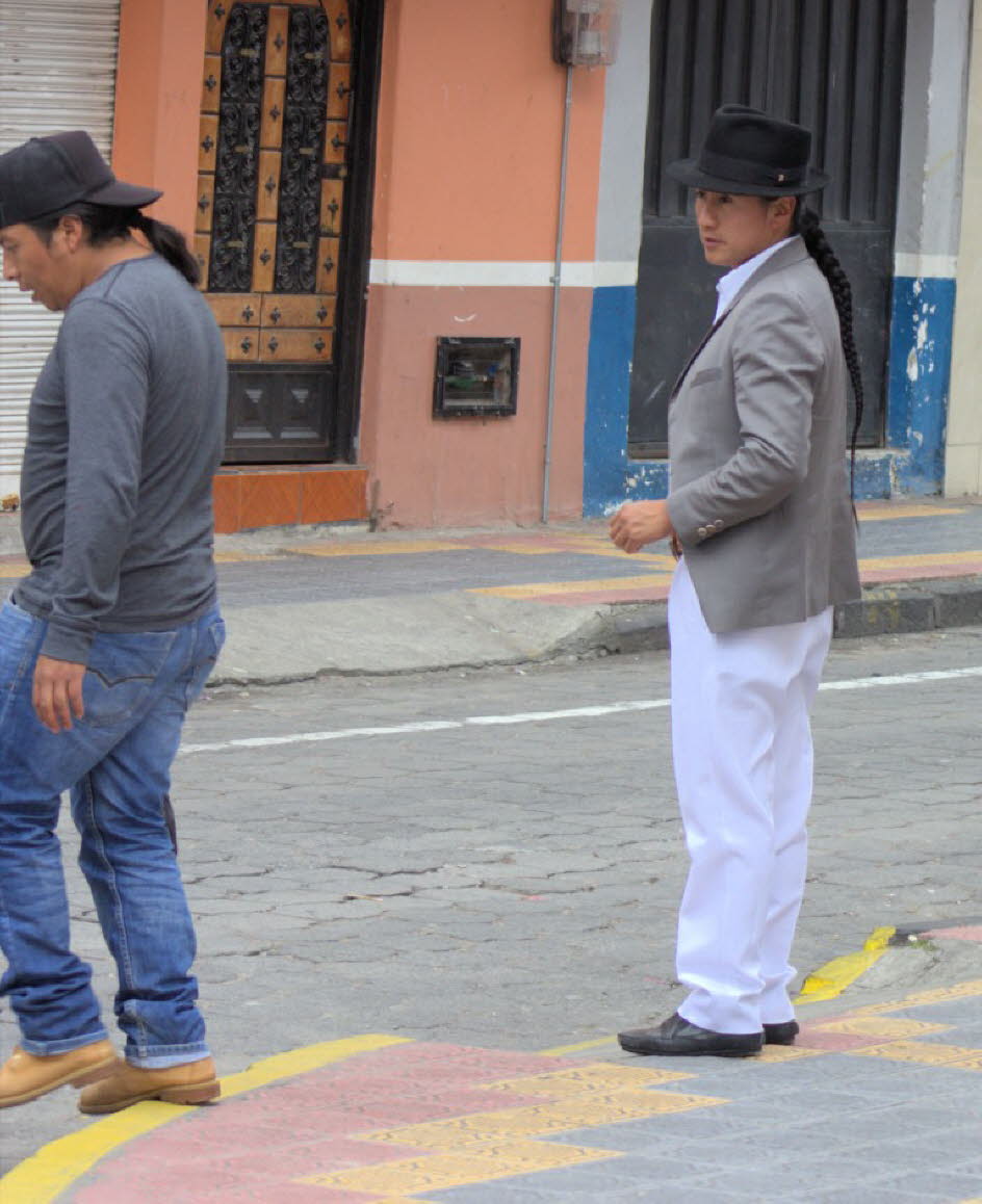 Otavalo: Sehenswürdigkeiten: Viele Menschen kommen nach Otavalo, um den Markt zu besuchen, aber in der Umgebung sind auch der Peguchewasserfall und der See Lagos de Mojanda zu besuchen, und Museo Viviente Otavalango. Die Mojanda Seen sind drei türkisfarbe