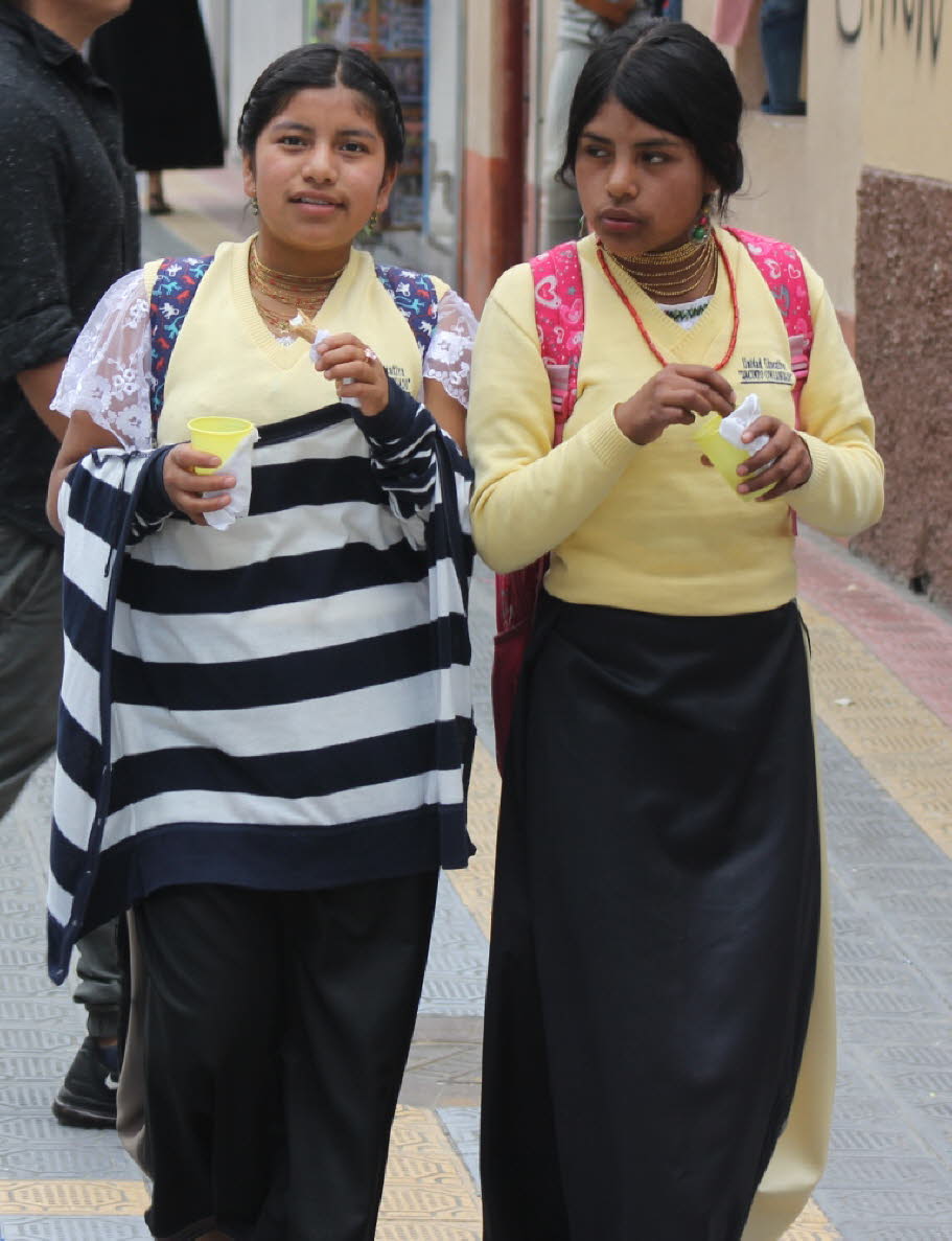 Otavalo Die Frauen tragen die traditionelle Tracht aus dunkelblauem Wickelrock und bestickter weisser Bluse (11)