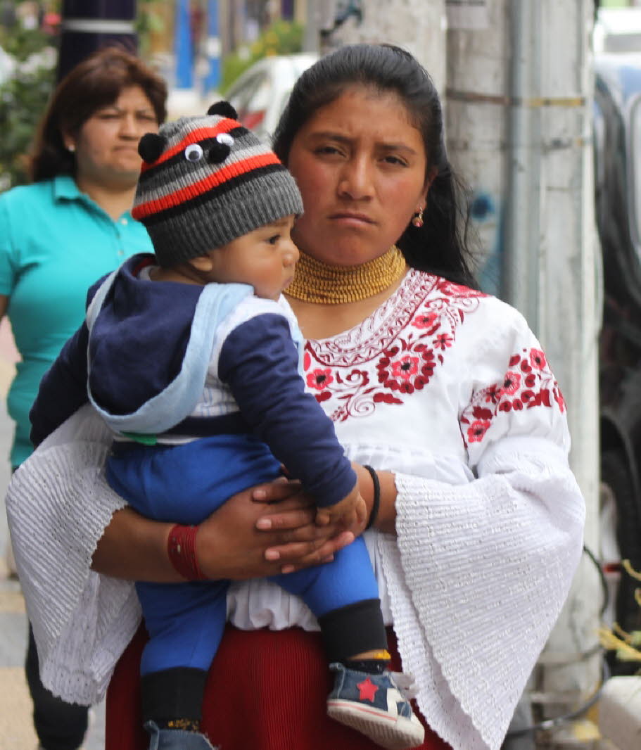 Otavalo Die Frauen tragen die traditionelle Tracht aus dunkelblauem Wickelrock und bestickter weisser Bluse (12)