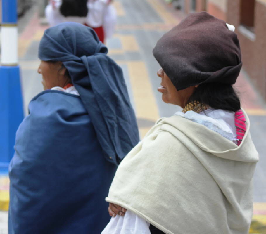 Otavalo Die Frauen tragen die traditionelle Tracht aus dunkelblauem Wickelrock und bestickter weisser Bluse (13)