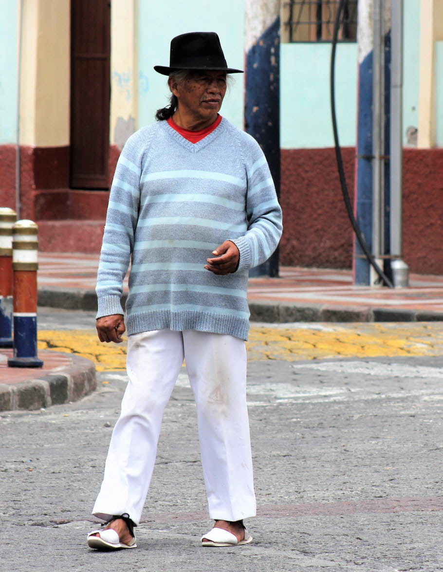 Otavalo Die Frauen tragen die traditionelle Tracht aus dunkelblauem Wickelrock und bestickter weisser Bluse (5)