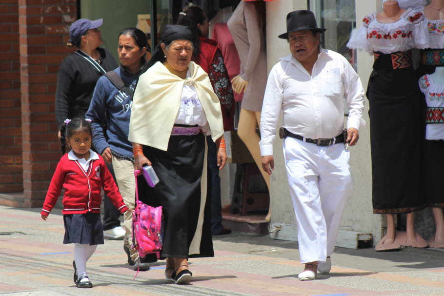 Otavalo Die Frauen tragen die traditionelle Tracht aus dunkelblauem Wickelrock und bestickter weisser Bluse (8)