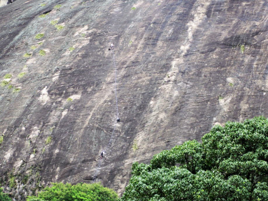 Zuckerhut:  Zuckerhut, Wahrzeichen mit Blick auf Rio de Janeiro und den Eingang der Guanabara-Bucht im Südosten Brasiliens. Der nach seiner Form benannte kegelförmige Granitgipfel (395 Meter) liegt am Ende einer kurzen Strecke zwischen Rio de Janeiro und 