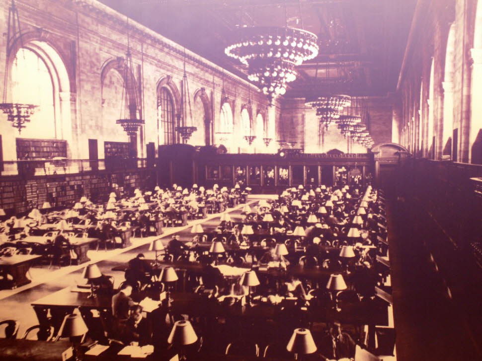 Die New York Public Library (NYPL) ist eine von drei öffentlichen Bibliotheken in New York City und mit über 55 Millionen Medien eine der größten Bibliotheken der Erde. Ihr Hauptgebäude in der Fifth Avenue wurde vom Beaux-Arts-Architektenbüro Carrère and #