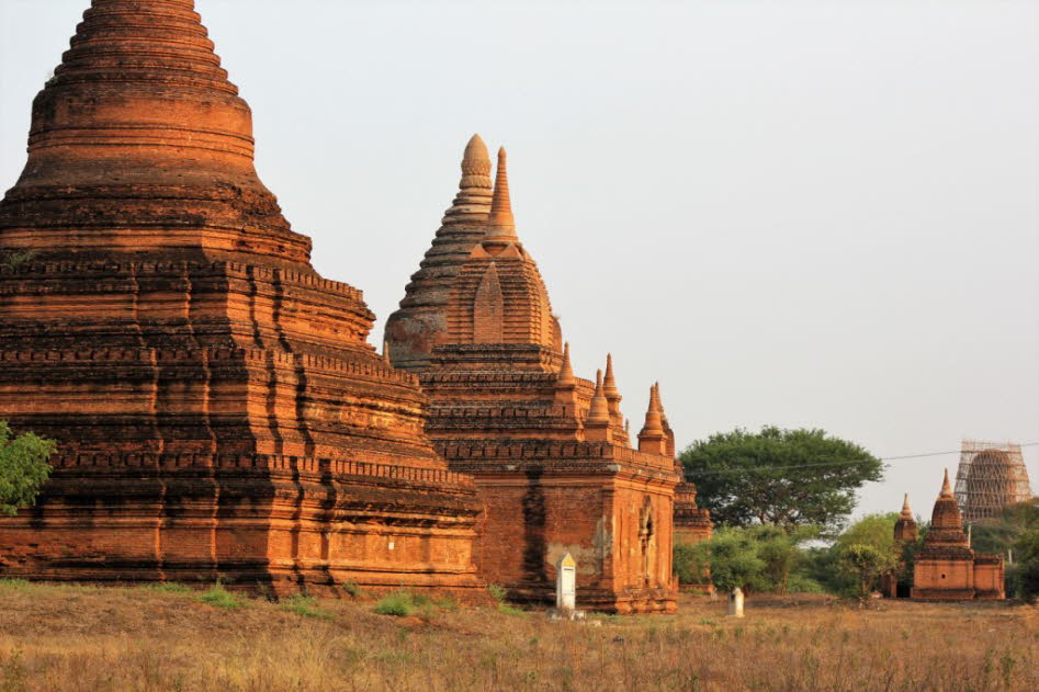 Pagoden in  Bagan:  Zur Lokalisierung von großer Macht kam es in Bagan jedoch erst mit der Thronbesteigung König Anawrahtas (auch Anuruddha) im Jahre 1044. Konkret wurde Anawratha durch einen Mon-Mönch für den Buddhismus gewonnen und vertrieb 1056 die Pri