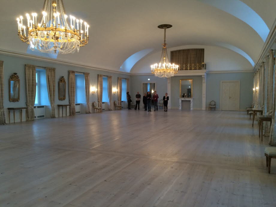 weil das Plner Schloss einen Rittersaal hat.
