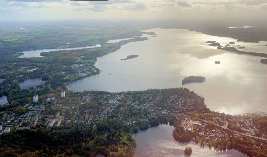 ... der Plöner See zwischen vielen Seen liegt.