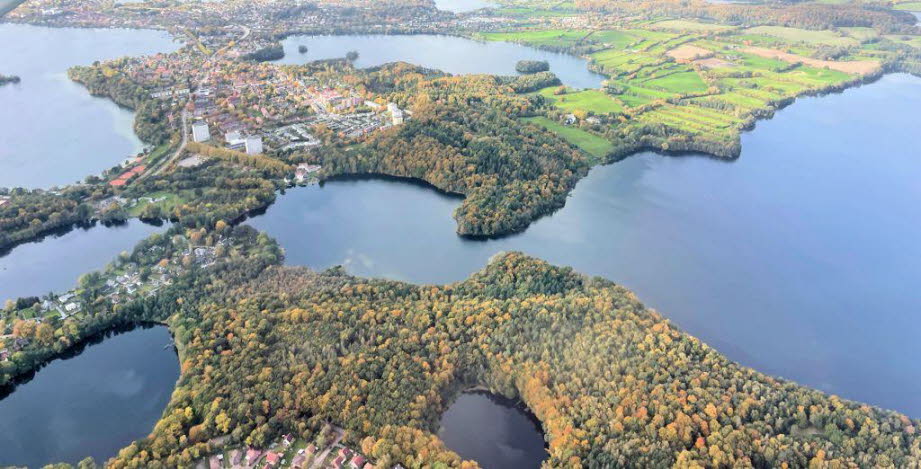 ... der Plner See zwischen vielen Seen liegt.