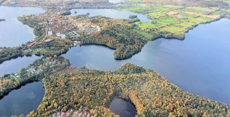 ... der Plöner See zwischen vielen Seen liegt.