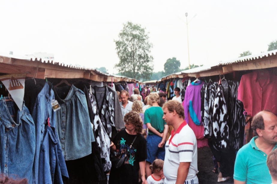 Ein Polenmarkt 1990: Hauptsache billig ist das Motto der Märkte. Von der polnischen Wurst bis zur chinesischen Klobürste findet man dort bis heute alles.