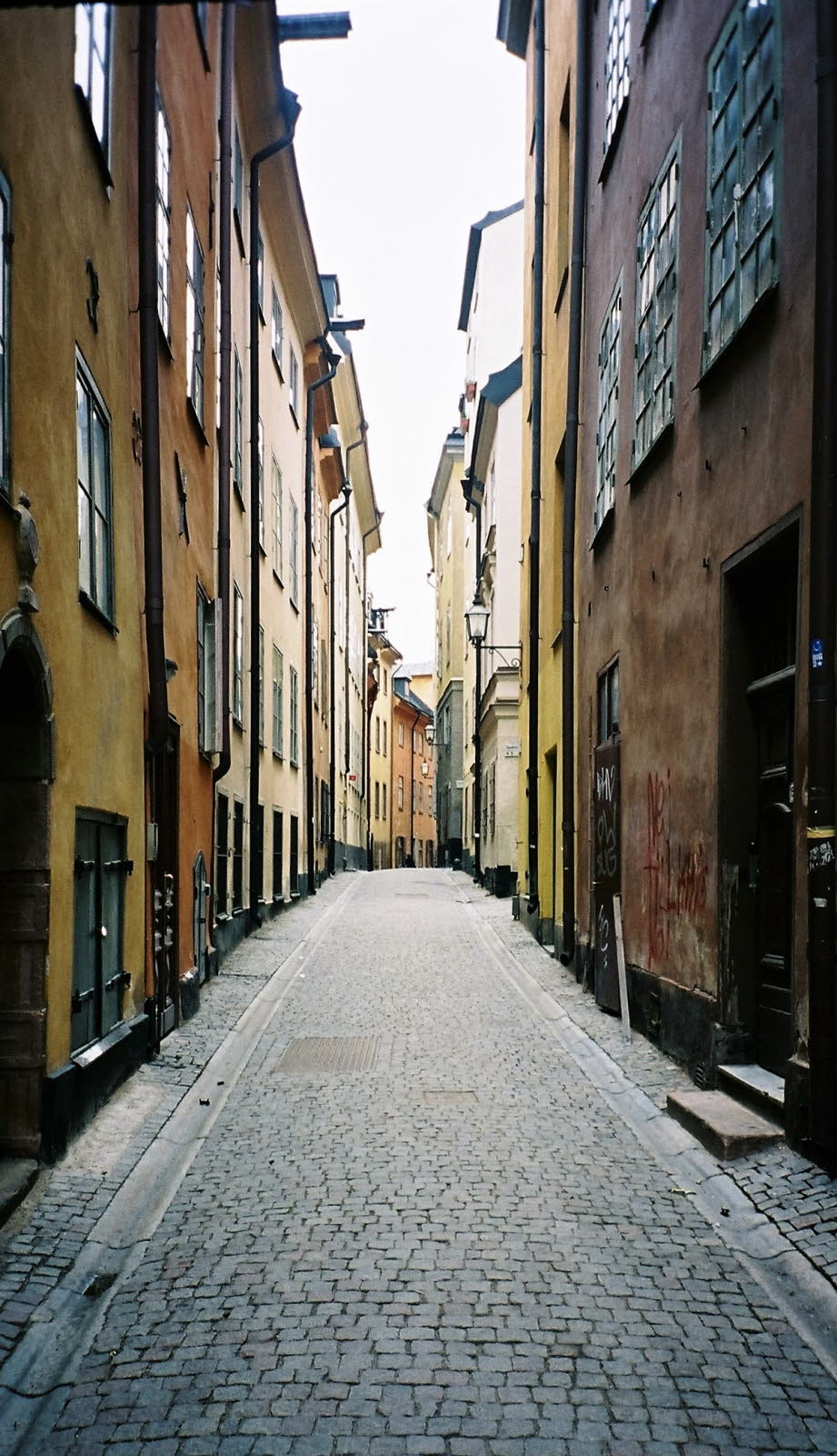 Gamla Stan, die Altstadt, ist einer der größten und am besten erhaltenen mittelalterlichen Stadtkerne Europas und eine der wichtigsten Sehenswürdigkeiten Stockholms. Hier wurde Stockholm 1252 gegründet. Ganz Gamla Stan und die angrenzende Insel Riddarholm
L