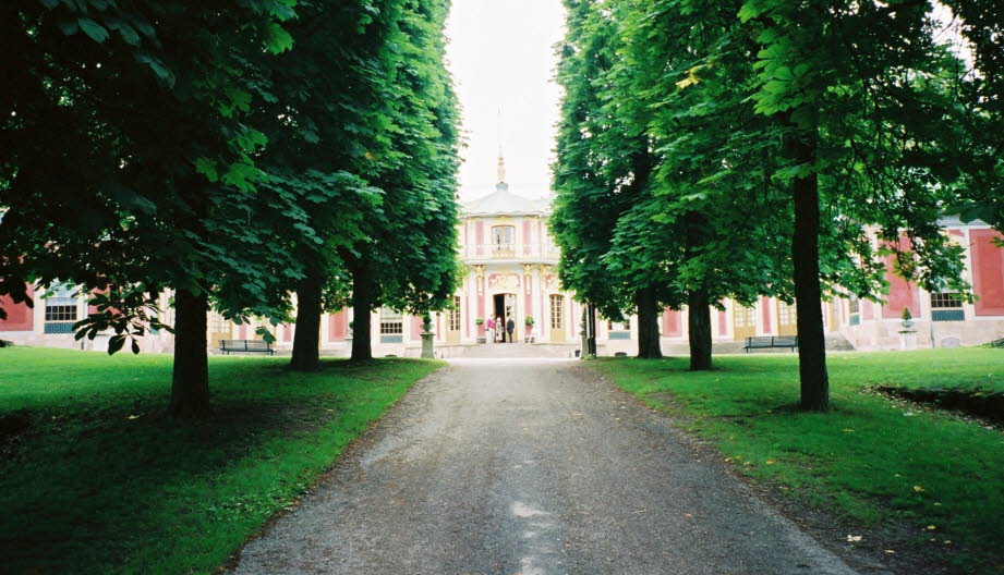 Das Schloss Drottningholm zählt zu den bedeutendsten Schlossbauten der schwedischen Großmachtzeit und ist Schwedens besterhaltenes Königsschloss. Im Schlossgebiet gibt es neben dem Schloss mehrere Gebäude und Bereiche wie das Schloss Kina, das Schlossthea