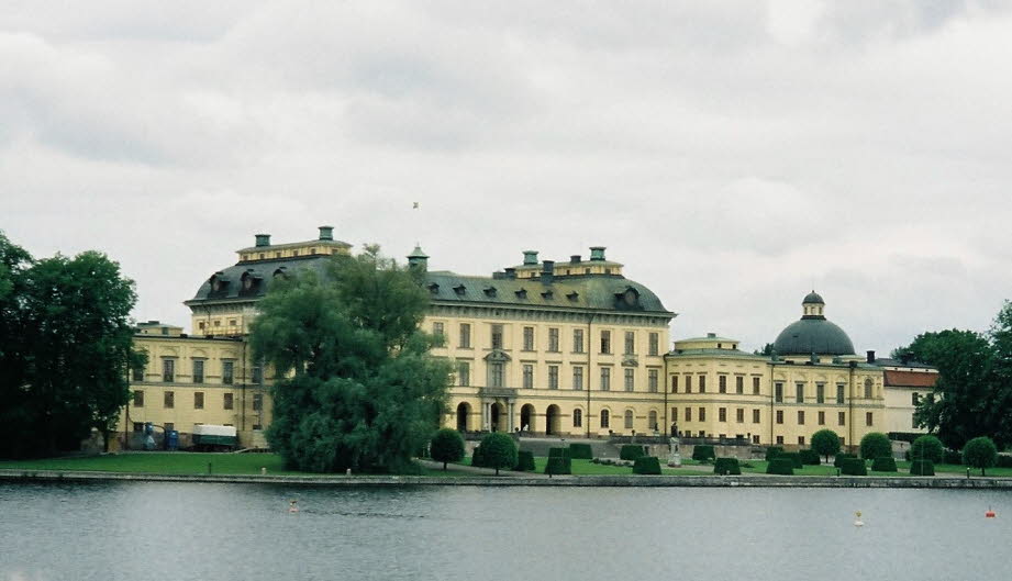 Das Schutzgebiet rund um das Welterbe umfasst etwa 40 Gebäude. Neben dem Schloss selbst mit dem Park sind auch große Gebiete nördlich und westlich von Ekerövägen eingeschlossen. Das Schloss und einige der Gebäude im Schlossgarten und einige der Gebäude au