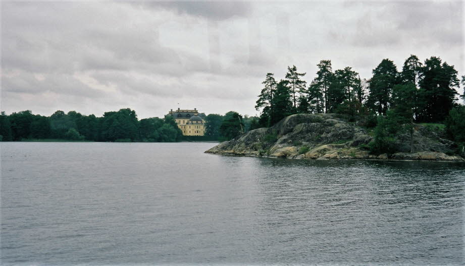 Die Oberwache von Schloss Drottningholm ist für die Bewachung des Schlosses genauso verantwortlich wie die Oberwache von Schloss Stockholm. Die Wachmannschaft besteht aus etwa 25 Mann. Das Relief der Hochgarde auf Drottningholm findet normalerweise gleich

