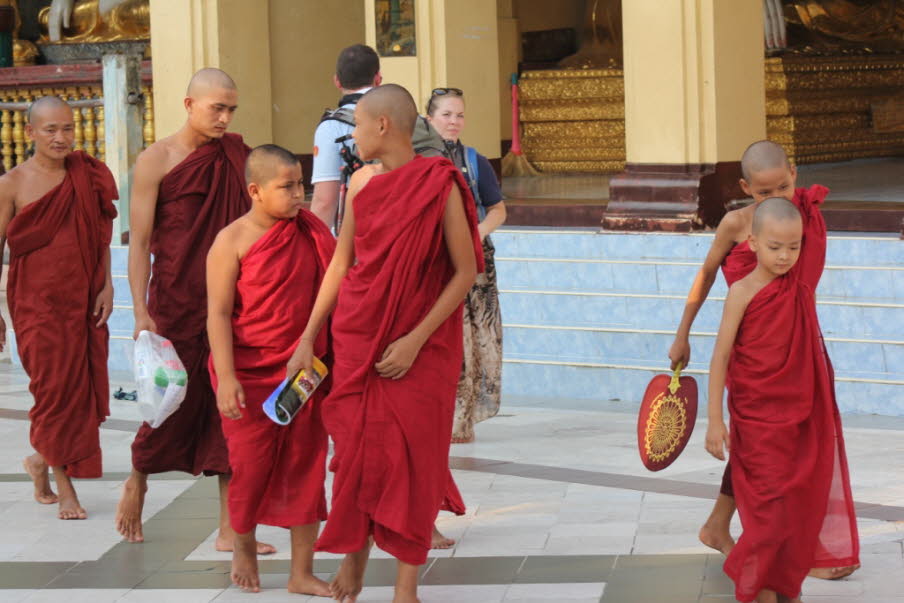 Shwedagon Paya Yangon :  Der Legende nach ist die Shwedagon-Pagode mehr als 2500 Jahre alt. Aufzeichnungen buddhistischer Mönche bezeugen, dass die Pagode bereits vor dem Tod des historischen Buddha Siddhartha Gautama im Jahre 486 v. Chr. erbaut wurde. Di