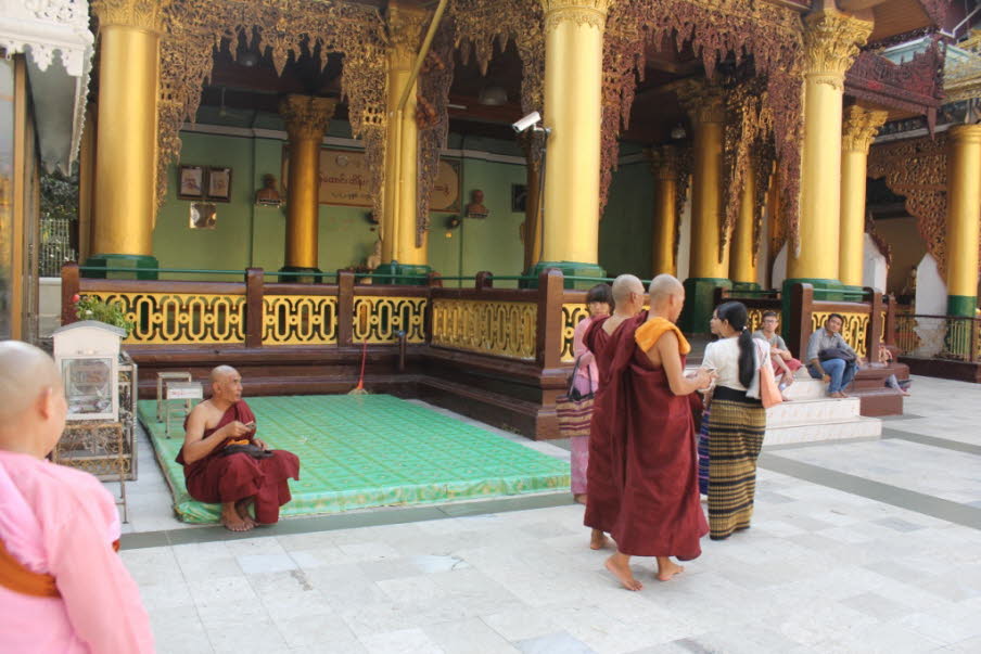 Shwedagon Paya Yangon :  Die Mehrheit der Besucher sind aber eindeutig Einheimische, die zur Shwedagon Pagode pilgern. Mönche spazieren rund um die Pagode, immer im Uhrzeigersinn, so ist es Tradition.