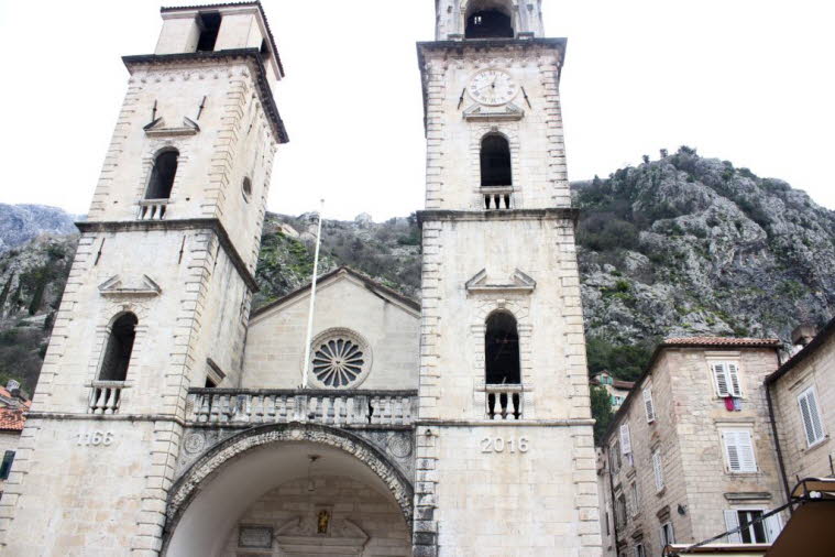 St. Tryphon-Kathedrale:  Diese katholische Kathedrale, Kotors beeindruckendstes Gebäude, wurde 1166 geweiht, aber nach mehreren Erdbeben wieder aufgebaut. Als 1667 die gesamte Fassade zerstört wurde, wurden die barocken Glockentürme hinzugefügt; der linke