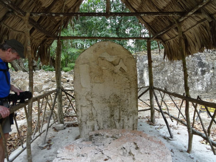 Stele Tikal  Maya Ruinen, Grand Plaza, steinerne Stele