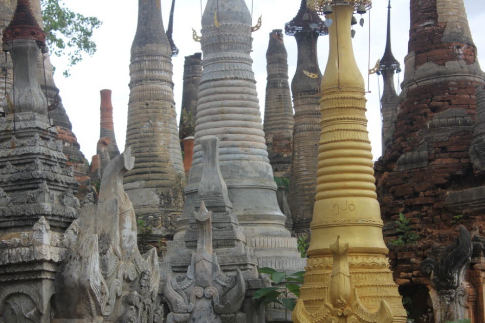Stupas des Pagodenfelds der Shwe Inn Thein-Pagode
