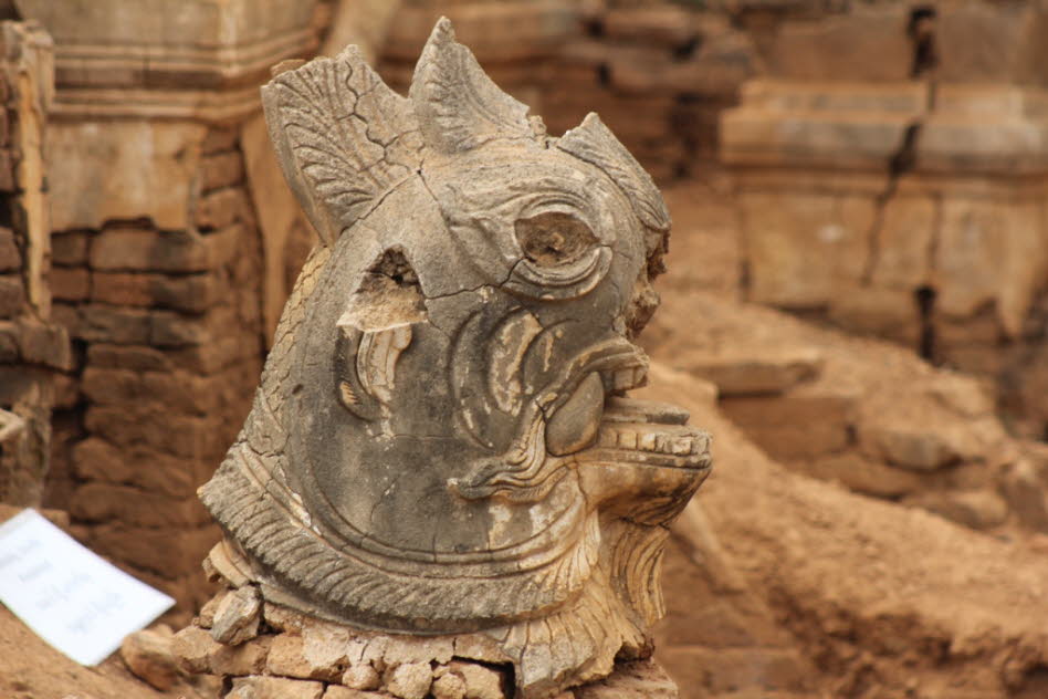 Stupas des Pagodenfelds der Shwe Inn Thein-Pagode - eine dämonische Figur