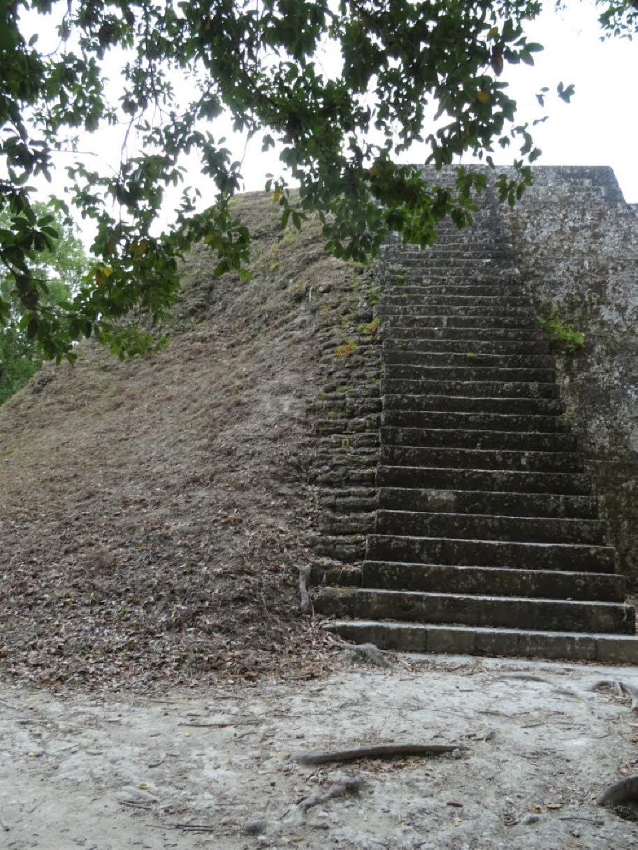 Tempel unrestauriert restauriert Tikal