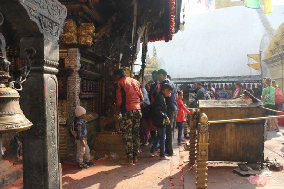 Tempelkomplex von Swayambunath: Der Legende nach war das ganze Tal von Kathmandu ein großer See. Sadhus entdeckten eines Tages eine Lotosblüte auf der Oberfläche des Sees. Über Jahrhunderte pilgerten Gläubige an die Ufer des Sees und verehrten die Lotosbl;