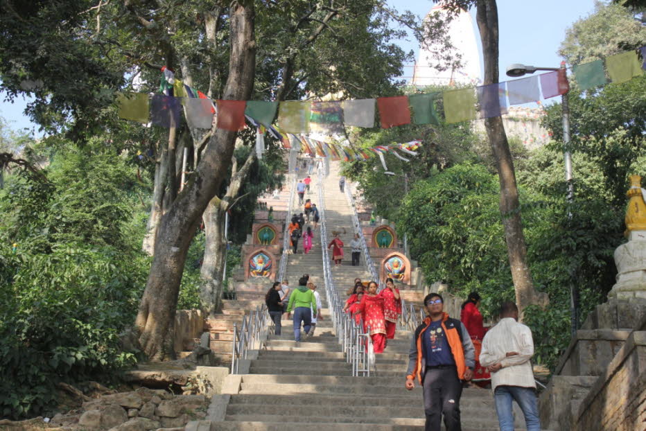 Treppe zum Tempelkomplex von Swayambhunath: Der Hauptweg über eine lange steile Treppe mit 365 Stufen ist der längere und beschwerlichere Weg, dafür aber auch der schönste. 