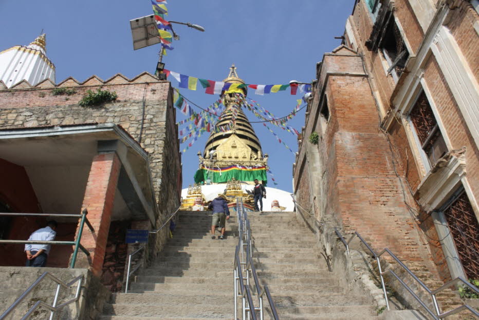 Tempelkomplex von Swayambhunath:  Am Ende der steilen Treppen steht man vor dem großen vergoldeten Vajra, dem Donnerkeil, der von König Pratapa Malla im 17. Jahrhundert gestiftet wurde. Allerdings müssen die meisten Besucher erst einmal kräftig durchschna 
