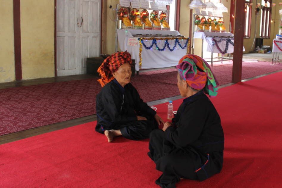 Treffen im Tempel in  Heho  Pindaya Inle See: Tempel sind auch Orte der Kommunikation