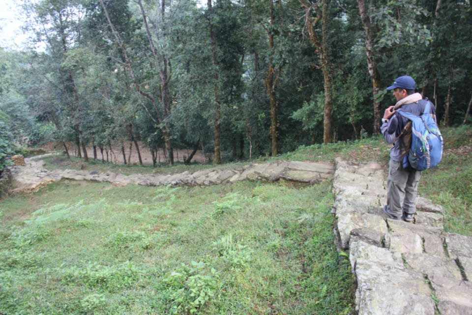 Trekking von Kande nach Panchaase Bhaniyang: Treppenstufen und vorbei an Dörfern ging es hinab ins Tal. 