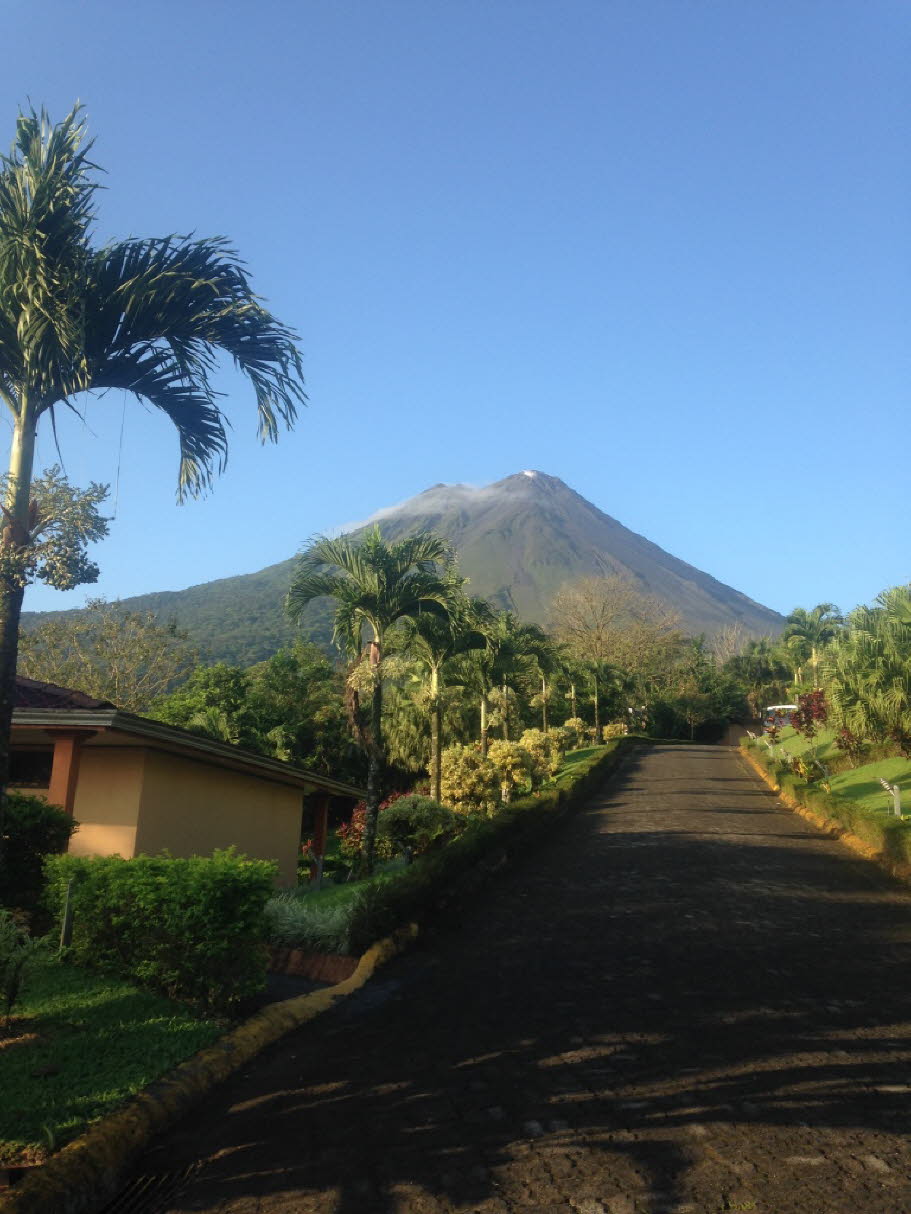 Vulkan Arenal: Der Vulkan Arenal (spanisch: Volcén Arenal) ist ein aktiver Stratovulkan im Nordwesten Costa Ricas, etwa 90 km nordwestlich von San José, in der Provinz Alajuela, Kanton San Carlos, und Bezirk La Fortuna. Der Vulkan Arenal ist mindestens 1.
