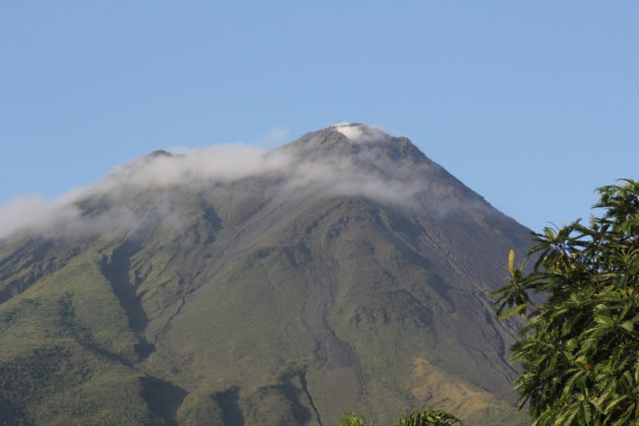 Vulkan Arenal: Arenal ist einer von sieben historisch aktiven Vulkanen Costa Ricas, zusammen mit Poes, Iraza, Miravalles, Orosa, Rincén de la Vieja und Turrialba. Er war costa Ricas aktivster Vulkan bis 2010 und einer der zehn aktivsten Vulkane der Welt. 