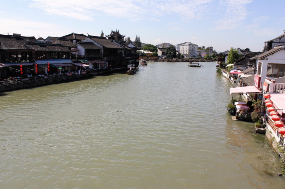 Wasserdorf Zhujiajiaobei Shanghai - Zhujiajiao ist eine antike Stadt im Stadtteil Qingpu von Shanghai. Die Bevölkerung von Zhujiajiao beträgt 60.000. Zhujiajiao ist eine Wasserstadt am Stadtrand von Shanghai und wurde vor etwa 1.700 Jahren gegründet. Auch