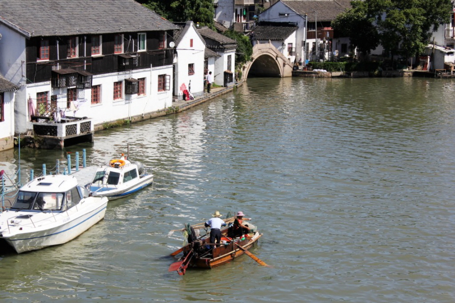 Wasserdorf Zhujiajiaobei Shanghai: Historische Sehenswürdigkeiten: Das Dorf gedieh durch Bekleidungs- und Reisgeschäfte. Heute sind noch alte historische Gebäude wie Reisläden, Banken, Gewürzläden und sogar ein Postamt der Qing-Dynastie zu finden.Zhujiaji