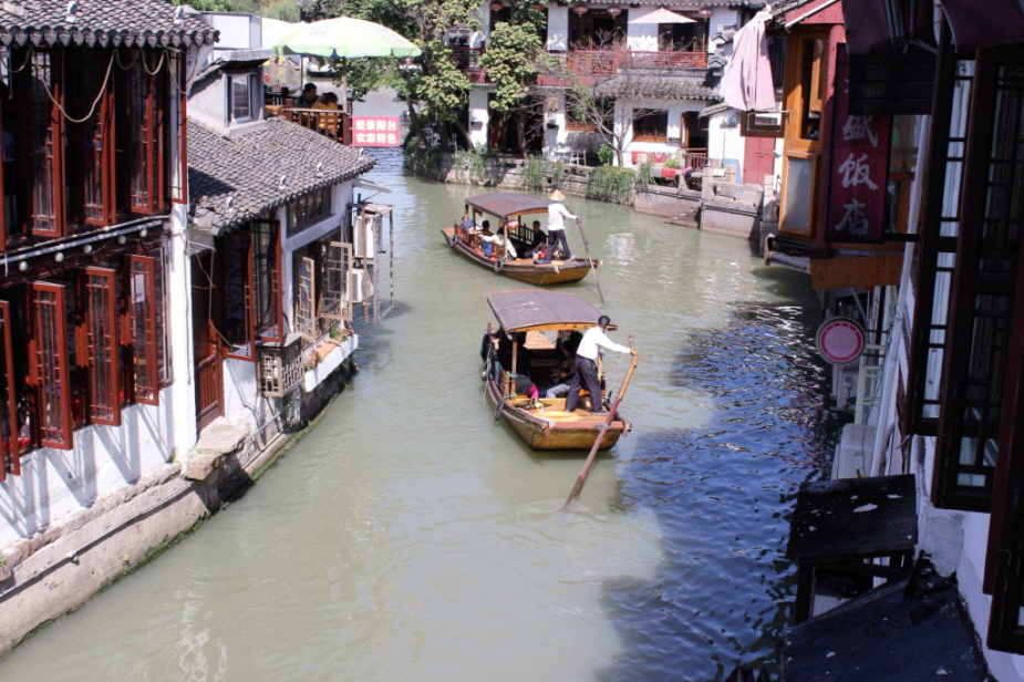 Wasserdorf Zhujiajiaobei Shanghai: Die jüngste Stadtentwicklung bedroht jedoch die Authentizität des Dorfes - vor allem die aktuelle (seit 2012) Umwandlung des Volksplatzes in Geschäfte und die großen Einkaufs- und Unterhaltungskomplexe, die in und um die