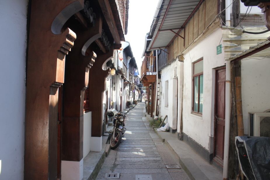 Hutongs: Was ist ein Hutong? Ein Hutong ist eine Gasse oder Gasse, die durch traditionelle Hofverbindungen gebildet wird, die beide Seiten säumen. Diese Hütten reichen von kleinen Gassen 40 Zentimeter breit bis 10 Meter breiten Straßen.