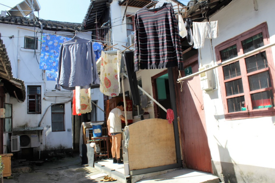 Hutong: Hutong Geschichte: Die Mongolen eroberten 1215 das Pekinger Gebiet und begannen 1271 mit dem Aufbau ihres Yuan-Reiches (1271–1368) mit der Hauptstadt dadu ( " D'd' ). Es wurde berichtet, dass im Yuan-Reich eine 36 Meter breite Straße als Standards