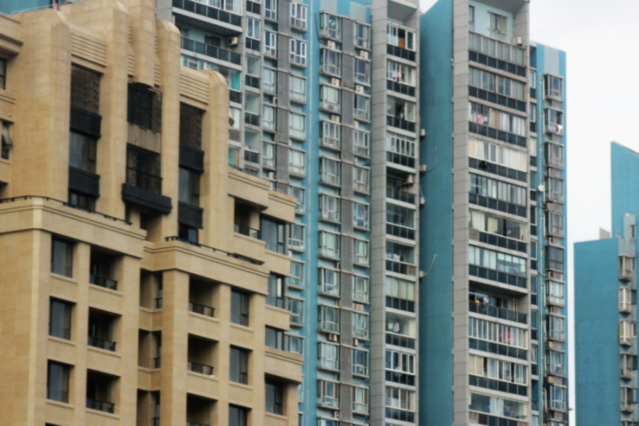 Wohngebäude in Shanghai: Die meisten chinesischen Großstädte bestehen vor allem aus Hochhaus- und Wohnblocksiedlungen, dieser Trend wird sich in nächste wohl eher noch verstärken. Anders als in Europa, wo Hochhäuser eher von ärmeren Menschen bewohnt werde