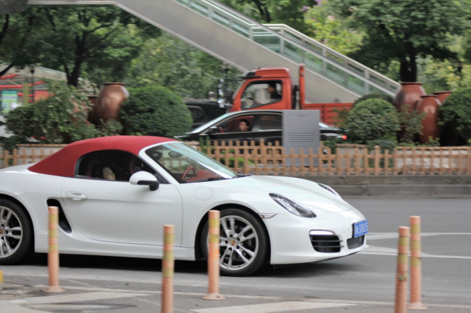 Autos in Shanghai - China ist als zweitgrößter Automarkt nach den USA für Deutschland wichtiger denn je.