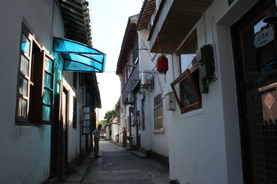 Hutong: Hutong Geschichte: Die Mongolen eroberten 1215 das Pekinger Gebiet und begannen 1271 mit dem Aufbau ihres Yuan-Reiches (1271–1368) mit der Hauptstadt dadu ( " D'd' ). Es wurde berichtet, dass im Yuan-Reich eine 36 Meter breite Straße als Standards