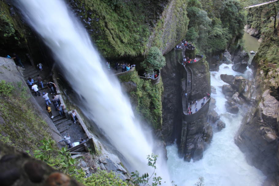 Wasserfall Pailon del Diablo in Rio Verde in Ecuador - Nur etwa 15 km von Baños entfernt liegt der kleine Ort Río Verde. Von hier aus gelangen Sie auf einer kleinen Wanderung von ca. 10 Minuten zum gigantischen 80 Meter hohen Wasserfalle "Pailón del Diabl