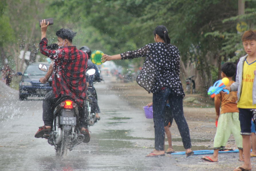 Wasserfest bei  Heho  Pindaya Inle See 