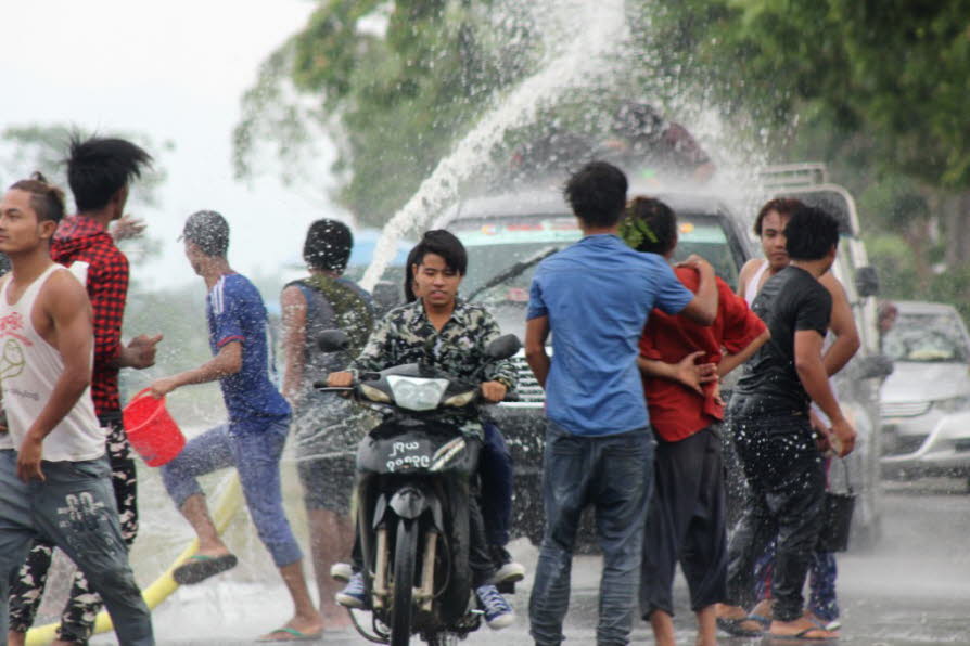 Wasserfest bei  Heho  Pindaya Inle See 