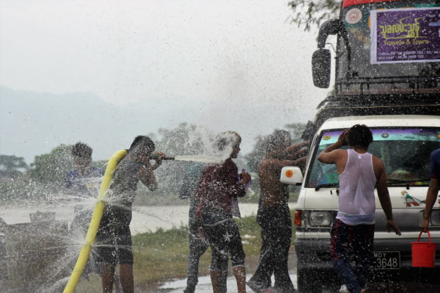 Wasserfest bei  Heho  Pindaya Inle See 