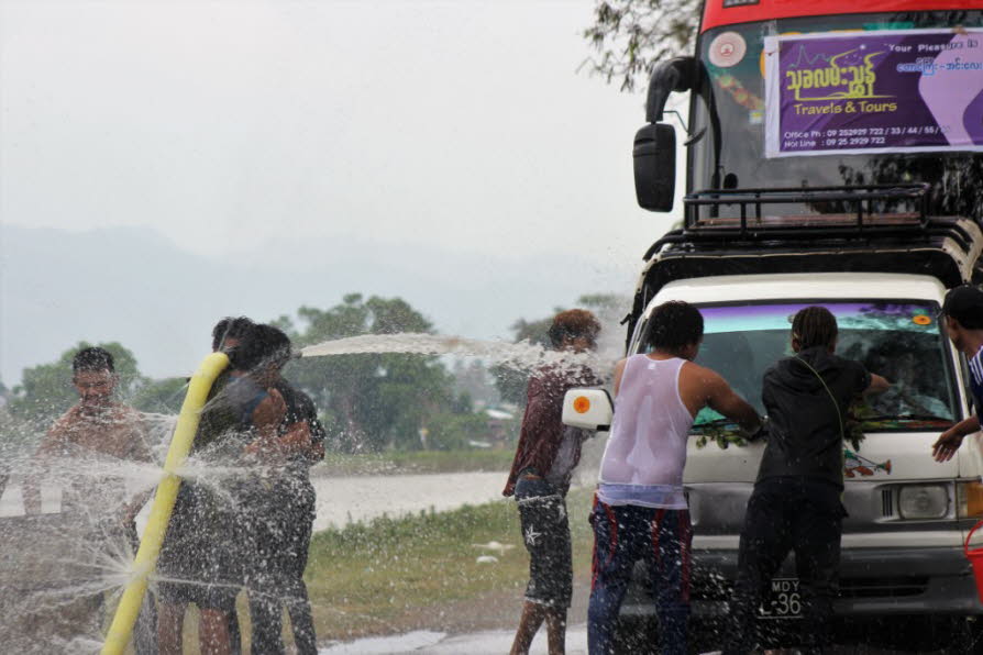 Wasserfest bei  Heho  Pindaya Inle See 