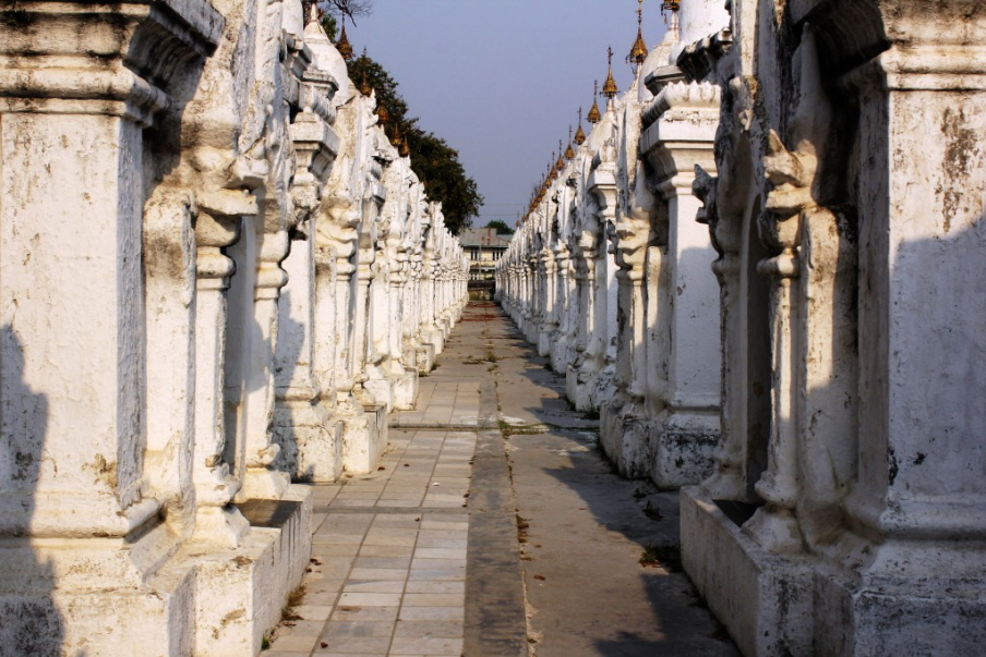 Weiße Stupas im Kuthodaw Tempel in Mandalay: Die Kuthodaw-Pagode (Pagode der Königlichen Verdienste) ist eine 1868 fertiggestellte Anlage in der myanmarischen Stadt Mandalay. Sie besteht aus 729 pavillonartigen Tempeln, in denen je eine weiße Marmorplatte
