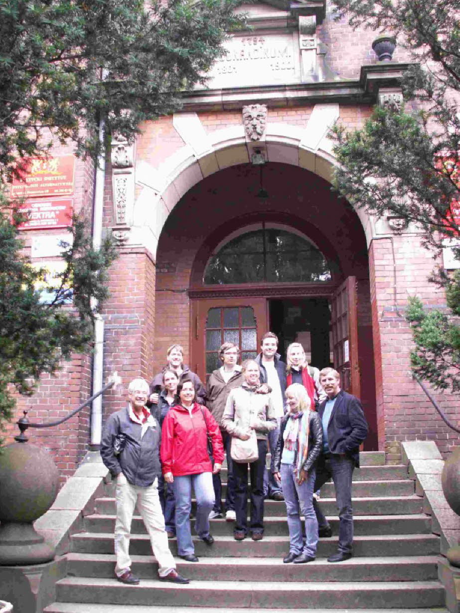 2004 mit einer Gruppe von Deutschlehrern: Conradinum: Das Provinzial- Schul- und Erziehungsinstitut namens Conradi entstand nach dem Tode seines Stifters, Carl Friedrich von Conradi, im Jahre 1798 in Jenkau (Jankowo) bei Danzig, um der Nachwelt in dieser 