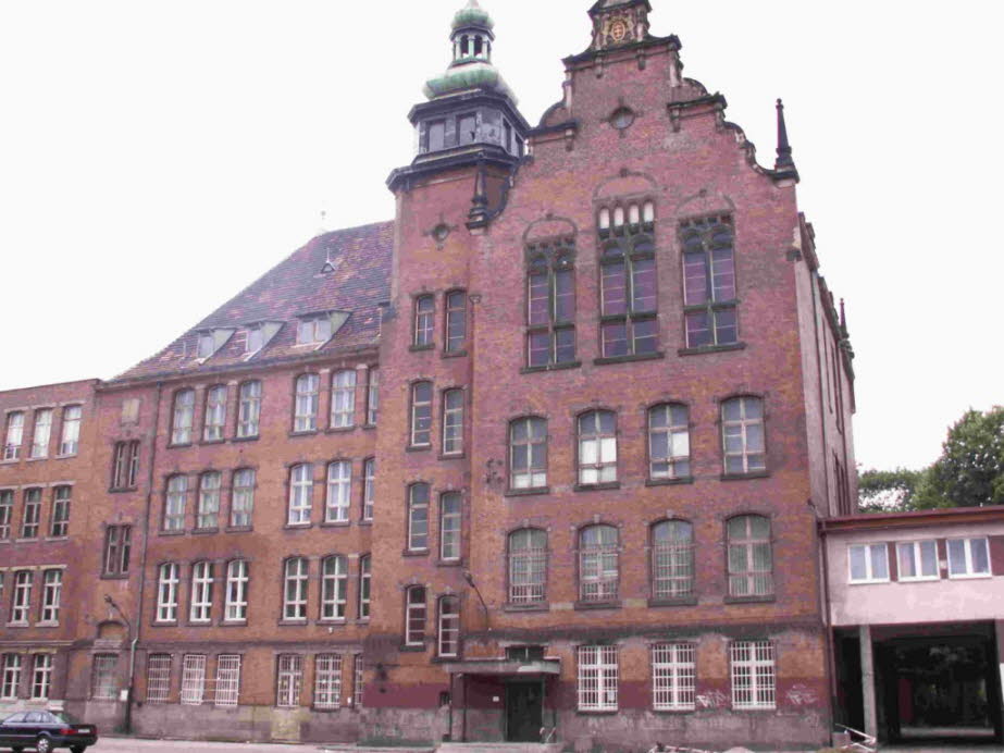 Das Ansehen, dessen sich jeder Schüler dieser renommierten Schule erfreute, war unumstößlich: „... hatte mich der Wechsel von der Volksschule zur Oberschule zum Conradiner gemacht. Ich durfte, wie es hieß, aufs Gymnasium gehen, trug die traditionell rote 