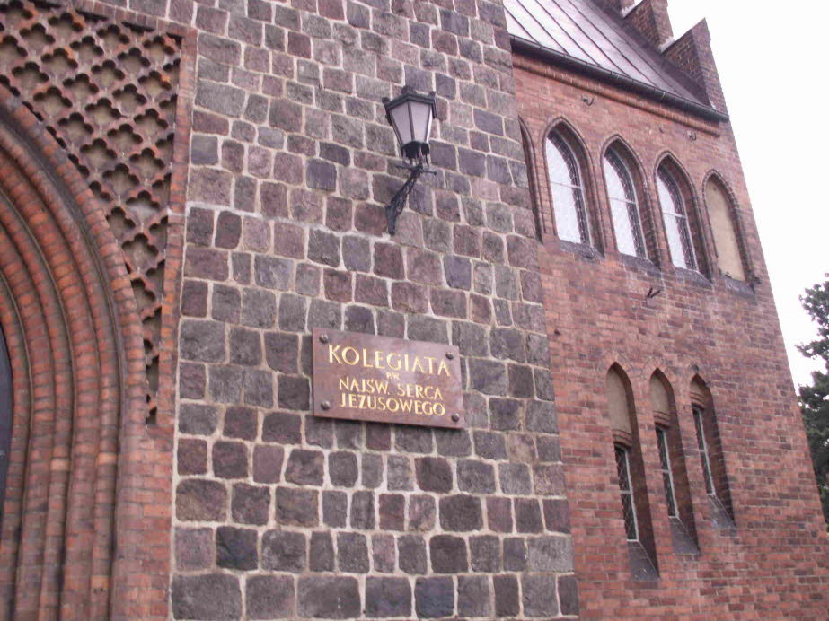 Herz-Jesu-Kirche: (...) wurde während der Gründerjahre erbaut und wies sich deshalb stilistisch als neugotisch aus. Da man schnell-dunkelnden Backstein vermauert hatte und der mit Kupfer verkleidete Turmhelm flink zum traditionellen Grünspan gekommen war,