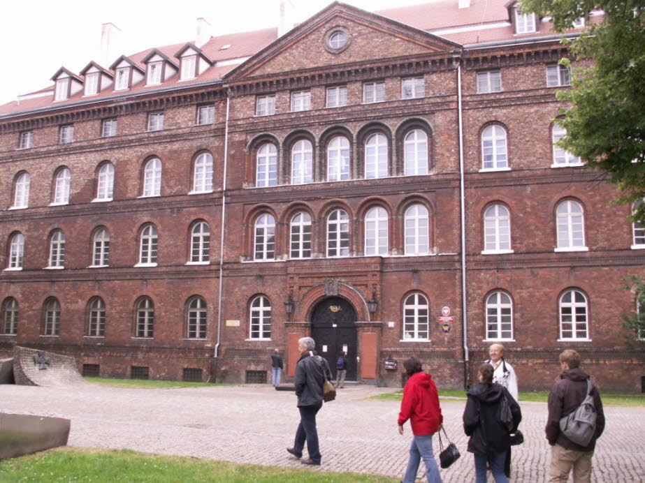 Die Polnische Post: Am ehemaligen Heveliusplatz steht das Gebäude der ehemaligen Polnischen Post, das am 1. September 1939 von einer Handvoll Postmitarbeitern gegen Soldaten der deutschen Wehrmacht verteidigt wurde. Unter den Verteidigern war auch Jan Bro